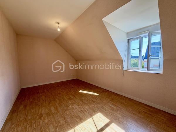 MEUNG-SUR-LOIRE – HYPER-CENTRE – MAISON DE VILLE 90 m² – 3 CHAMBRES
À Meung-sur-Loire, en plein cœur du centre-ville, à deux pas des commerces, de la gare SNCF et de l'accès A10 : un emplacement idéal !
Découvrez cette maison de ville de 90 m² habitables située sur une parcelle de 129 m². Idéalement placée en plein centre, elle vous permet de tout faire à pied tout en bénéficiant de la proximité immédiate des transports et des commodités. Un bien à potentiel avec un rafraîchissement à prévoir pour la mettre à votre goût !
Au rez-de-chaussée :
Vous trouverez une entrée, un agréable salon de 35 m², une cuisine séparée de 10 m², un cellier de 5 m² pratique pour le stockage ainsi qu'un WC indépendant.
À l'étage :
L'espace nuit se compose de trois chambres spacieuses, d'une salle de bains de 5 m² équipée d'une douche à l'italienne, d'une baignoire et d'un WC. Côté rangement, vous bénéficierez également d'un espace dressing dédié.
Annexes & Équipements : Local / Dépendance : un local individuel de 7 m² situé à proximité immédiate de la maison, idéal pour ranger vélos, moto ou matériel.
Confort : chauffage central avec chaudière au gaz de ville, double vitrage sur l'ensemble du logement.
Assainissement : raccordé au tout-à-l'égout.
Une maison fonctionnelle et idéalement située au centre de Meung-sur-Loire, parfaite pour un premier achat ou un projet d'investissement !
Visites possibles 7j/7 — Contactez-moi par SMS ou téléphone pour plus d'informations ou pour organiser une visite.
