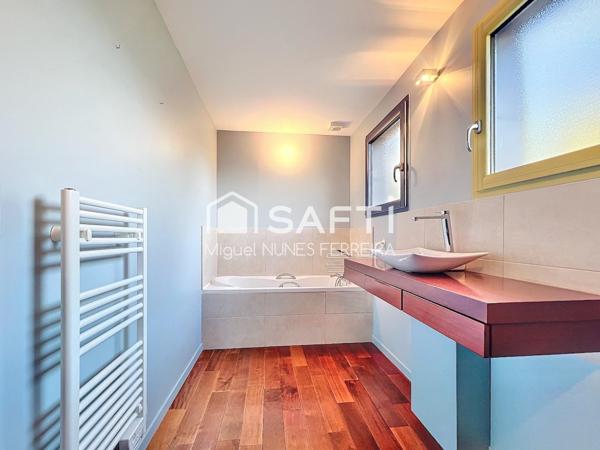 Remarquable maison d'architecte de 2009 avec vue