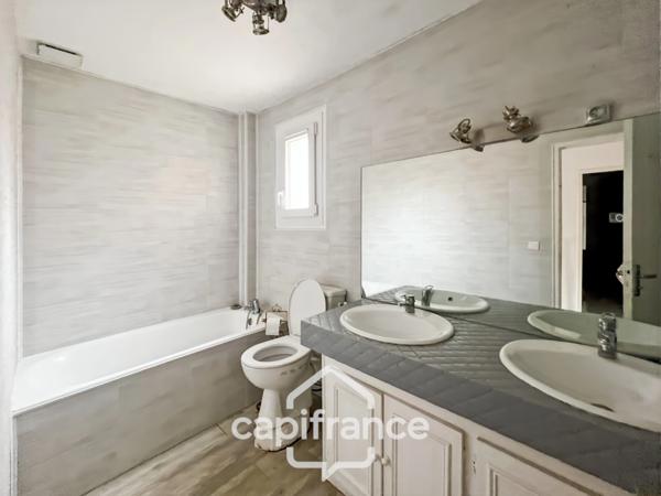 Maison à vendre 5 pièces CARQUEIRANNE (83), Maison familiale 3 chambres possibilité 4, GARAGE, vue dégagée.