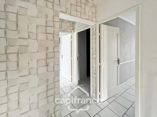 Maison à vendre 5 pièces CARQUEIRANNE (83), Maison familiale 3 chambres possibilité 4, GARAGE, vue dégagée.