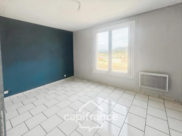 Maison à vendre 5 pièces CARQUEIRANNE (83), Maison familiale 3 chambres possibilité 4, GARAGE, vue dégagée.