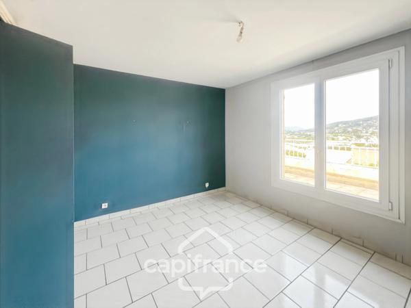 Maison à vendre 5 pièces CARQUEIRANNE (83), Maison familiale 3 chambres possibilité 4, GARAGE, vue dégagée.