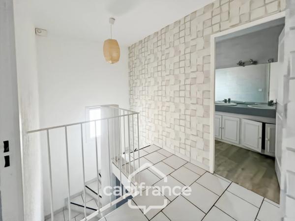 Maison à vendre 5 pièces CARQUEIRANNE (83), Maison familiale 3 chambres possibilité 4, GARAGE, vue dégagée.