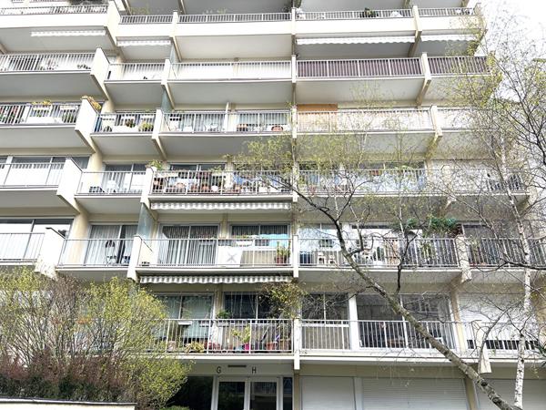 2 Pièces avec Extérieur -Quartier Goncourt- Loué avec bail en cours
