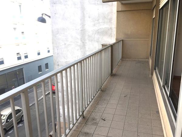 2 Pièces avec Extérieur -Quartier Goncourt- Loué avec bail en cours