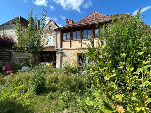 Maison de bourg à vendre 4 pièces env 211m² EXCIDEUIL (24)patio et jardin