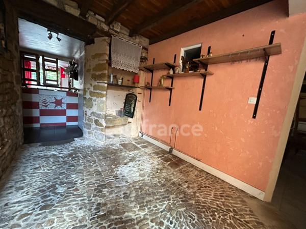 Maison de bourg à vendre 4 pièces env 211m² EXCIDEUIL (24)patio et jardin