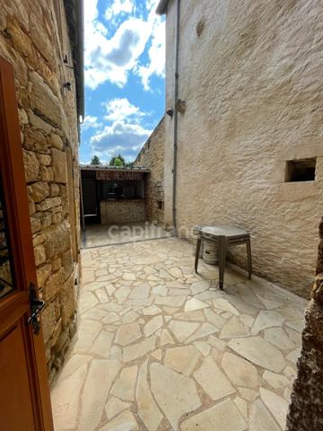 Maison de bourg à vendre 4 pièces env 211m² EXCIDEUIL (24)patio et jardin