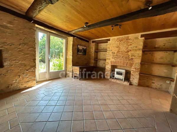 Maison de bourg à vendre 4 pièces env 211m² EXCIDEUIL (24)patio et jardin