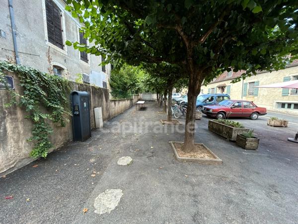 Maison de bourg à vendre 4 pièces env 211m² EXCIDEUIL (24)patio et jardin