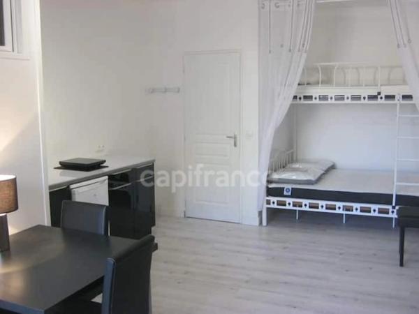 Maison de bourg à vendre 4 pièces env 211m² EXCIDEUIL (24)patio et jardin