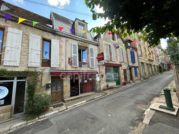 Maison de bourg à vendre 4 pièces env 211m² EXCIDEUIL (24)patio et jardin