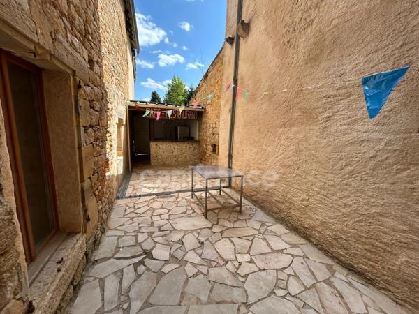 Maison de bourg à vendre 4 pièces env 211m² EXCIDEUIL (24)patio et jardin
