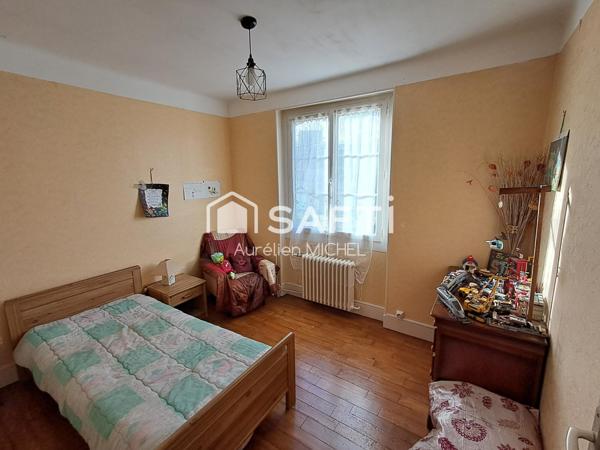 GRANDE MAISON FAMILIALE AVEC POTENTIEL DE DEVELOPPEMENT