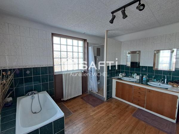 GRANDE MAISON FAMILIALE AVEC POTENTIEL DE DEVELOPPEMENT