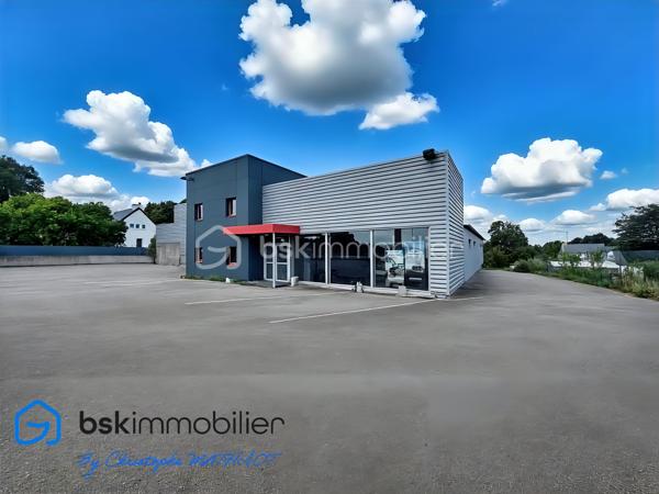 A quelques kilomètres de Quimperlé,📍 Localisation : BANNALEC (29)

Nous vous proposons à la vente un ensemble immobilier industriel rare, d’une surface totale d’environ 1 700 m², implanté sur un terrain de 6 230 m², offrant de nombreuses possibilités d’usages professionnels, artisanaux ou de loisirs.

🔹 Composition de l’ensemble :
Showroom / magasin de 195 m²
Bureaux de 110 m²
Atelier / stockage de 920 m², divisé en 5 parties (de 80 à 400 m²), chacune avec porte de quai ou accès poids lourd
Palan 2 tonnes dans l’un des ateliers
Vestiaires avec douches et sanitaires (20 m²)
Hangar semi ouvert de stockage de 440 m²
Parking bitumé avec une capacité minimale de 40 places

✅ Atouts :
Terrain plat avec large accès
Multiples entrées, zones de manœuvre et quais
Toiture en bon état
Parking clientèle et personnel
Possibilité de division ou d’aménagement intérieur
Hauteur moyenne de 6m

🔧 Idéal pour :
Garage et/ou concession
Transport, stockage, entreprise artisanale
Projet de réhabilitation en activités de loisirs : Laser game, escape game, padel indoor, tennis couvert, etc.