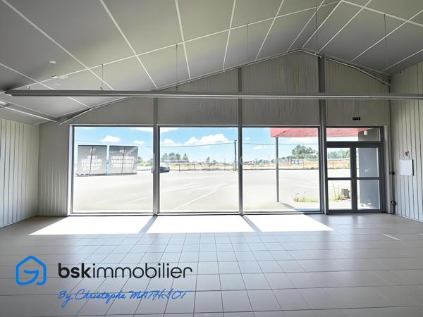 A quelques kilomètres de Quimperlé,📍 Localisation : BANNALEC (29)

Nous vous proposons à la vente un ensemble immobilier industriel rare, d’une surface totale d’environ 1 700 m², implanté sur un terrain de 6 230 m², offrant de nombreuses possibilités d’usages professionnels, artisanaux ou de loisirs.

🔹 Composition de l’ensemble :
Showroom / magasin de 195 m²
Bureaux de 110 m²
Atelier / stockage de 920 m², divisé en 5 parties (de 80 à 400 m²), chacune avec porte de quai ou accès poids lourd
Palan 2 tonnes dans l’un des ateliers
Vestiaires avec douches et sanitaires (20 m²)
Hangar semi ouvert de stockage de 440 m²
Parking bitumé avec une capacité minimale de 40 places

✅ Atouts :
Terrain plat avec large accès
Multiples entrées, zones de manœuvre et quais
Toiture en bon état
Parking clientèle et personnel
Possibilité de division ou d’aménagement intérieur
Hauteur moyenne de 6m

🔧 Idéal pour :
Garage et/ou concession
Transport, stockage, entreprise artisanale
Projet de réhabilitation en activités de loisirs : Laser game, escape game, padel indoor, tennis couvert, etc.
