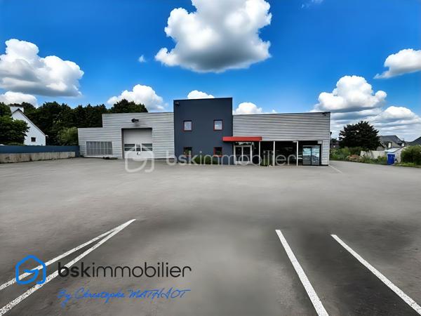 A quelques kilomètres de Quimperlé,📍 Localisation : BANNALEC (29)

Nous vous proposons à la vente un ensemble immobilier industriel rare, d’une surface totale d’environ 1 700 m², implanté sur un terrain de 6 230 m², offrant de nombreuses possibilités d’usages professionnels, artisanaux ou de loisirs.

🔹 Composition de l’ensemble :
Showroom / magasin de 195 m²
Bureaux de 110 m²
Atelier / stockage de 920 m², divisé en 5 parties (de 80 à 400 m²), chacune avec porte de quai ou accès poids lourd
Palan 2 tonnes dans l’un des ateliers
Vestiaires avec douches et sanitaires (20 m²)
Hangar semi ouvert de stockage de 440 m²
Parking bitumé avec une capacité minimale de 40 places

✅ Atouts :
Terrain plat avec large accès
Multiples entrées, zones de manœuvre et quais
Toiture en bon état
Parking clientèle et personnel
Possibilité de division ou d’aménagement intérieur
Hauteur moyenne de 6m

🔧 Idéal pour :
Garage et/ou concession
Transport, stockage, entreprise artisanale
Projet de réhabilitation en activités de loisirs : Laser game, escape game, padel indoor, tennis couvert, etc.