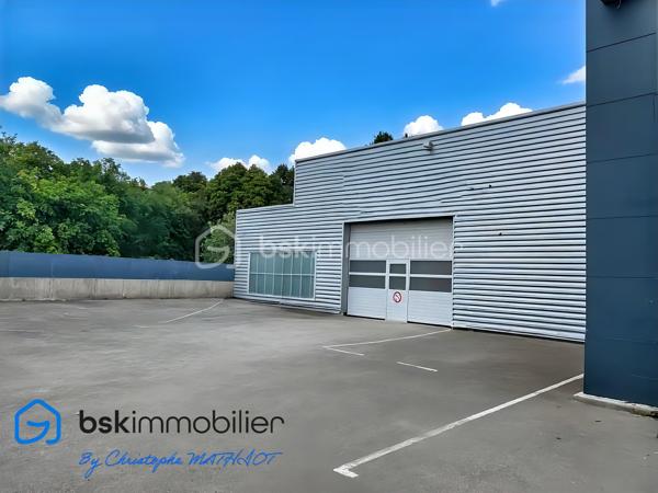 A quelques kilomètres de Quimperlé,📍 Localisation : BANNALEC (29)

Nous vous proposons à la vente un ensemble immobilier industriel rare, d’une surface totale d’environ 1 700 m², implanté sur un terrain de 6 230 m², offrant de nombreuses possibilités d’usages professionnels, artisanaux ou de loisirs.

🔹 Composition de l’ensemble :
Showroom / magasin de 195 m²
Bureaux de 110 m²
Atelier / stockage de 920 m², divisé en 5 parties (de 80 à 400 m²), chacune avec porte de quai ou accès poids lourd
Palan 2 tonnes dans l’un des ateliers
Vestiaires avec douches et sanitaires (20 m²)
Hangar semi ouvert de stockage de 440 m²
Parking bitumé avec une capacité minimale de 40 places

✅ Atouts :
Terrain plat avec large accès
Multiples entrées, zones de manœuvre et quais
Toiture en bon état
Parking clientèle et personnel
Possibilité de division ou d’aménagement intérieur
Hauteur moyenne de 6m

🔧 Idéal pour :
Garage et/ou concession
Transport, stockage, entreprise artisanale
Projet de réhabilitation en activités de loisirs : Laser game, escape game, padel indoor, tennis couvert, etc.
