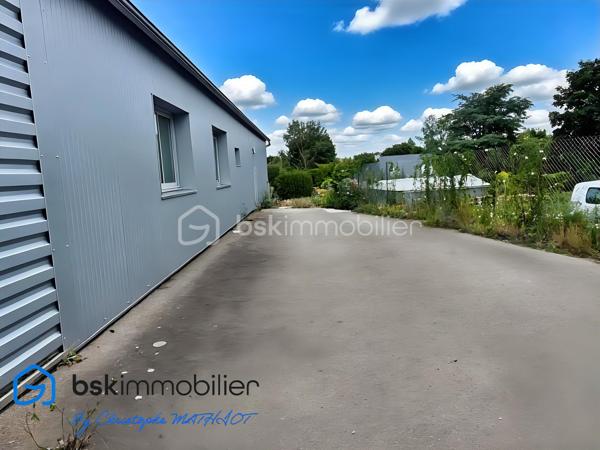 A quelques kilomètres de Quimperlé,📍 Localisation : BANNALEC (29)

Nous vous proposons à la vente un ensemble immobilier industriel rare, d’une surface totale d’environ 1 700 m², implanté sur un terrain de 6 230 m², offrant de nombreuses possibilités d’usages professionnels, artisanaux ou de loisirs.

🔹 Composition de l’ensemble :
Showroom / magasin de 195 m²
Bureaux de 110 m²
Atelier / stockage de 920 m², divisé en 5 parties (de 80 à 400 m²), chacune avec porte de quai ou accès poids lourd
Palan 2 tonnes dans l’un des ateliers
Vestiaires avec douches et sanitaires (20 m²)
Hangar semi ouvert de stockage de 440 m²
Parking bitumé avec une capacité minimale de 40 places

✅ Atouts :
Terrain plat avec large accès
Multiples entrées, zones de manœuvre et quais
Toiture en bon état
Parking clientèle et personnel
Possibilité de division ou d’aménagement intérieur
Hauteur moyenne de 6m

🔧 Idéal pour :
Garage et/ou concession
Transport, stockage, entreprise artisanale
Projet de réhabilitation en activités de loisirs : Laser game, escape game, padel indoor, tennis couvert, etc.