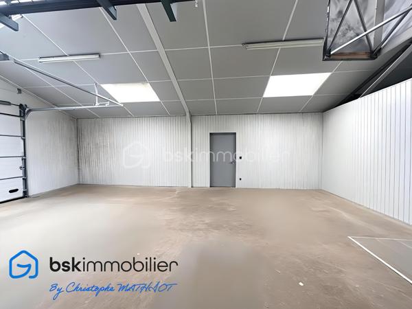 A quelques kilomètres de Quimperlé,📍 Localisation : BANNALEC (29)

Nous vous proposons à la vente un ensemble immobilier industriel rare, d’une surface totale d’environ 1 700 m², implanté sur un terrain de 6 230 m², offrant de nombreuses possibilités d’usages professionnels, artisanaux ou de loisirs.

🔹 Composition de l’ensemble :
Showroom / magasin de 195 m²
Bureaux de 110 m²
Atelier / stockage de 920 m², divisé en 5 parties (de 80 à 400 m²), chacune avec porte de quai ou accès poids lourd
Palan 2 tonnes dans l’un des ateliers
Vestiaires avec douches et sanitaires (20 m²)
Hangar semi ouvert de stockage de 440 m²
Parking bitumé avec une capacité minimale de 40 places

✅ Atouts :
Terrain plat avec large accès
Multiples entrées, zones de manœuvre et quais
Toiture en bon état
Parking clientèle et personnel
Possibilité de division ou d’aménagement intérieur
Hauteur moyenne de 6m

🔧 Idéal pour :
Garage et/ou concession
Transport, stockage, entreprise artisanale
Projet de réhabilitation en activités de loisirs : Laser game, escape game, padel indoor, tennis couvert, etc.