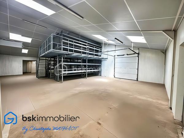 A quelques kilomètres de Quimperlé,📍 Localisation : BANNALEC (29)

Nous vous proposons à la vente un ensemble immobilier industriel rare, d’une surface totale d’environ 1 700 m², implanté sur un terrain de 6 230 m², offrant de nombreuses possibilités d’usages professionnels, artisanaux ou de loisirs.

🔹 Composition de l’ensemble :
Showroom / magasin de 195 m²
Bureaux de 110 m²
Atelier / stockage de 920 m², divisé en 5 parties (de 80 à 400 m²), chacune avec porte de quai ou accès poids lourd
Palan 2 tonnes dans l’un des ateliers
Vestiaires avec douches et sanitaires (20 m²)
Hangar semi ouvert de stockage de 440 m²
Parking bitumé avec une capacité minimale de 40 places

✅ Atouts :
Terrain plat avec large accès
Multiples entrées, zones de manœuvre et quais
Toiture en bon état
Parking clientèle et personnel
Possibilité de division ou d’aménagement intérieur
Hauteur moyenne de 6m

🔧 Idéal pour :
Garage et/ou concession
Transport, stockage, entreprise artisanale
Projet de réhabilitation en activités de loisirs : Laser game, escape game, padel indoor, tennis couvert, etc.