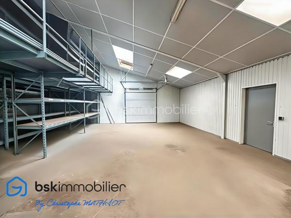 A quelques kilomètres de Quimperlé,📍 Localisation : BANNALEC (29)

Nous vous proposons à la vente un ensemble immobilier industriel rare, d’une surface totale d’environ 1 700 m², implanté sur un terrain de 6 230 m², offrant de nombreuses possibilités d’usages professionnels, artisanaux ou de loisirs.

🔹 Composition de l’ensemble :
Showroom / magasin de 195 m²
Bureaux de 110 m²
Atelier / stockage de 920 m², divisé en 5 parties (de 80 à 400 m²), chacune avec porte de quai ou accès poids lourd
Palan 2 tonnes dans l’un des ateliers
Vestiaires avec douches et sanitaires (20 m²)
Hangar semi ouvert de stockage de 440 m²
Parking bitumé avec une capacité minimale de 40 places

✅ Atouts :
Terrain plat avec large accès
Multiples entrées, zones de manœuvre et quais
Toiture en bon état
Parking clientèle et personnel
Possibilité de division ou d’aménagement intérieur
Hauteur moyenne de 6m

🔧 Idéal pour :
Garage et/ou concession
Transport, stockage, entreprise artisanale
Projet de réhabilitation en activités de loisirs : Laser game, escape game, padel indoor, tennis couvert, etc.