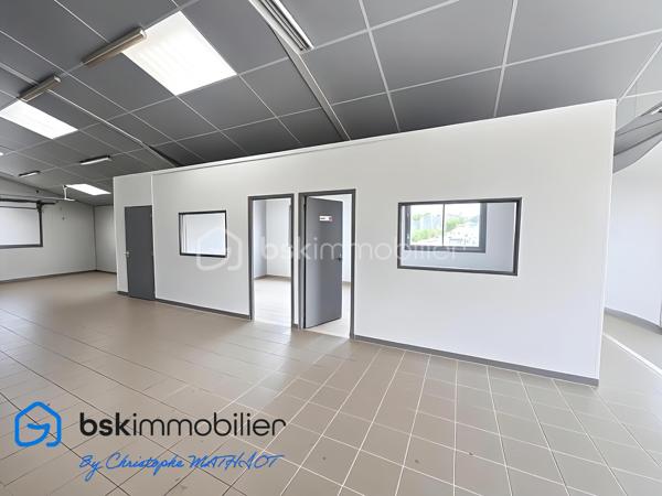 A quelques kilomètres de Quimperlé,📍 Localisation : BANNALEC (29)

Nous vous proposons à la vente un ensemble immobilier industriel rare, d’une surface totale d’environ 1 700 m², implanté sur un terrain de 6 230 m², offrant de nombreuses possibilités d’usages professionnels, artisanaux ou de loisirs.

🔹 Composition de l’ensemble :
Showroom / magasin de 195 m²
Bureaux de 110 m²
Atelier / stockage de 920 m², divisé en 5 parties (de 80 à 400 m²), chacune avec porte de quai ou accès poids lourd
Palan 2 tonnes dans l’un des ateliers
Vestiaires avec douches et sanitaires (20 m²)
Hangar semi ouvert de stockage de 440 m²
Parking bitumé avec une capacité minimale de 40 places

✅ Atouts :
Terrain plat avec large accès
Multiples entrées, zones de manœuvre et quais
Toiture en bon état
Parking clientèle et personnel
Possibilité de division ou d’aménagement intérieur
Hauteur moyenne de 6m

🔧 Idéal pour :
Garage et/ou concession
Transport, stockage, entreprise artisanale
Projet de réhabilitation en activités de loisirs : Laser game, escape game, padel indoor, tennis couvert, etc.