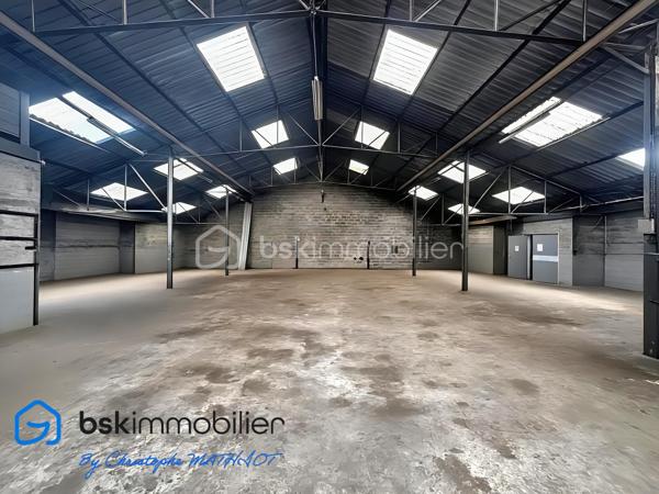 A quelques kilomètres de Quimperlé,📍 Localisation : BANNALEC (29)

Nous vous proposons à la vente un ensemble immobilier industriel rare, d’une surface totale d’environ 1 700 m², implanté sur un terrain de 6 230 m², offrant de nombreuses possibilités d’usages professionnels, artisanaux ou de loisirs.

🔹 Composition de l’ensemble :
Showroom / magasin de 195 m²
Bureaux de 110 m²
Atelier / stockage de 920 m², divisé en 5 parties (de 80 à 400 m²), chacune avec porte de quai ou accès poids lourd
Palan 2 tonnes dans l’un des ateliers
Vestiaires avec douches et sanitaires (20 m²)
Hangar semi ouvert de stockage de 440 m²
Parking bitumé avec une capacité minimale de 40 places

✅ Atouts :
Terrain plat avec large accès
Multiples entrées, zones de manœuvre et quais
Toiture en bon état
Parking clientèle et personnel
Possibilité de division ou d’aménagement intérieur
Hauteur moyenne de 6m

🔧 Idéal pour :
Garage et/ou concession
Transport, stockage, entreprise artisanale
Projet de réhabilitation en activités de loisirs : Laser game, escape game, padel indoor, tennis couvert, etc.