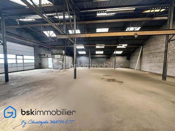 A quelques kilomètres de Quimperlé,📍 Localisation : BANNALEC (29)

Nous vous proposons à la vente un ensemble immobilier industriel rare, d’une surface totale d’environ 1 700 m², implanté sur un terrain de 6 230 m², offrant de nombreuses possibilités d’usages professionnels, artisanaux ou de loisirs.

🔹 Composition de l’ensemble :
Showroom / magasin de 195 m²
Bureaux de 110 m²
Atelier / stockage de 920 m², divisé en 5 parties (de 80 à 400 m²), chacune avec porte de quai ou accès poids lourd
Palan 2 tonnes dans l’un des ateliers
Vestiaires avec douches et sanitaires (20 m²)
Hangar semi ouvert de stockage de 440 m²
Parking bitumé avec une capacité minimale de 40 places

✅ Atouts :
Terrain plat avec large accès
Multiples entrées, zones de manœuvre et quais
Toiture en bon état
Parking clientèle et personnel
Possibilité de division ou d’aménagement intérieur
Hauteur moyenne de 6m

🔧 Idéal pour :
Garage et/ou concession
Transport, stockage, entreprise artisanale
Projet de réhabilitation en activités de loisirs : Laser game, escape game, padel indoor, tennis couvert, etc.