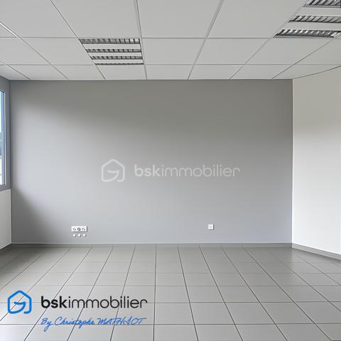 A quelques kilomètres de Quimperlé,📍 Localisation : BANNALEC (29)

Nous vous proposons à la vente un ensemble immobilier industriel rare, d’une surface totale d’environ 1 700 m², implanté sur un terrain de 6 230 m², offrant de nombreuses possibilités d’usages professionnels, artisanaux ou de loisirs.

🔹 Composition de l’ensemble :
Showroom / magasin de 195 m²
Bureaux de 110 m²
Atelier / stockage de 920 m², divisé en 5 parties (de 80 à 400 m²), chacune avec porte de quai ou accès poids lourd
Palan 2 tonnes dans l’un des ateliers
Vestiaires avec douches et sanitaires (20 m²)
Hangar semi ouvert de stockage de 440 m²
Parking bitumé avec une capacité minimale de 40 places

✅ Atouts :
Terrain plat avec large accès
Multiples entrées, zones de manœuvre et quais
Toiture en bon état
Parking clientèle et personnel
Possibilité de division ou d’aménagement intérieur
Hauteur moyenne de 6m

🔧 Idéal pour :
Garage et/ou concession
Transport, stockage, entreprise artisanale
Projet de réhabilitation en activités de loisirs : Laser game, escape game, padel indoor, tennis couvert, etc.
