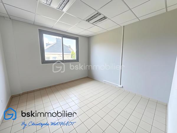 A quelques kilomètres de Quimperlé,📍 Localisation : BANNALEC (29)

Nous vous proposons à la vente un ensemble immobilier industriel rare, d’une surface totale d’environ 1 700 m², implanté sur un terrain de 6 230 m², offrant de nombreuses possibilités d’usages professionnels, artisanaux ou de loisirs.

🔹 Composition de l’ensemble :
Showroom / magasin de 195 m²
Bureaux de 110 m²
Atelier / stockage de 920 m², divisé en 5 parties (de 80 à 400 m²), chacune avec porte de quai ou accès poids lourd
Palan 2 tonnes dans l’un des ateliers
Vestiaires avec douches et sanitaires (20 m²)
Hangar semi ouvert de stockage de 440 m²
Parking bitumé avec une capacité minimale de 40 places

✅ Atouts :
Terrain plat avec large accès
Multiples entrées, zones de manœuvre et quais
Toiture en bon état
Parking clientèle et personnel
Possibilité de division ou d’aménagement intérieur
Hauteur moyenne de 6m

🔧 Idéal pour :
Garage et/ou concession
Transport, stockage, entreprise artisanale
Projet de réhabilitation en activités de loisirs : Laser game, escape game, padel indoor, tennis couvert, etc.