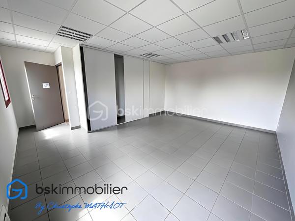 A quelques kilomètres de Quimperlé,📍 Localisation : BANNALEC (29)

Nous vous proposons à la vente un ensemble immobilier industriel rare, d’une surface totale d’environ 1 700 m², implanté sur un terrain de 6 230 m², offrant de nombreuses possibilités d’usages professionnels, artisanaux ou de loisirs.

🔹 Composition de l’ensemble :
Showroom / magasin de 195 m²
Bureaux de 110 m²
Atelier / stockage de 920 m², divisé en 5 parties (de 80 à 400 m²), chacune avec porte de quai ou accès poids lourd
Palan 2 tonnes dans l’un des ateliers
Vestiaires avec douches et sanitaires (20 m²)
Hangar semi ouvert de stockage de 440 m²
Parking bitumé avec une capacité minimale de 40 places

✅ Atouts :
Terrain plat avec large accès
Multiples entrées, zones de manœuvre et quais
Toiture en bon état
Parking clientèle et personnel
Possibilité de division ou d’aménagement intérieur
Hauteur moyenne de 6m

🔧 Idéal pour :
Garage et/ou concession
Transport, stockage, entreprise artisanale
Projet de réhabilitation en activités de loisirs : Laser game, escape game, padel indoor, tennis couvert, etc.