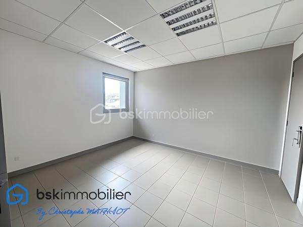 A quelques kilomètres de Quimperlé,📍 Localisation : BANNALEC (29)

Nous vous proposons à la vente un ensemble immobilier industriel rare, d’une surface totale d’environ 1 700 m², implanté sur un terrain de 6 230 m², offrant de nombreuses possibilités d’usages professionnels, artisanaux ou de loisirs.

🔹 Composition de l’ensemble :
Showroom / magasin de 195 m²
Bureaux de 110 m²
Atelier / stockage de 920 m², divisé en 5 parties (de 80 à 400 m²), chacune avec porte de quai ou accès poids lourd
Palan 2 tonnes dans l’un des ateliers
Vestiaires avec douches et sanitaires (20 m²)
Hangar semi ouvert de stockage de 440 m²
Parking bitumé avec une capacité minimale de 40 places

✅ Atouts :
Terrain plat avec large accès
Multiples entrées, zones de manœuvre et quais
Toiture en bon état
Parking clientèle et personnel
Possibilité de division ou d’aménagement intérieur
Hauteur moyenne de 6m

🔧 Idéal pour :
Garage et/ou concession
Transport, stockage, entreprise artisanale
Projet de réhabilitation en activités de loisirs : Laser game, escape game, padel indoor, tennis couvert, etc.