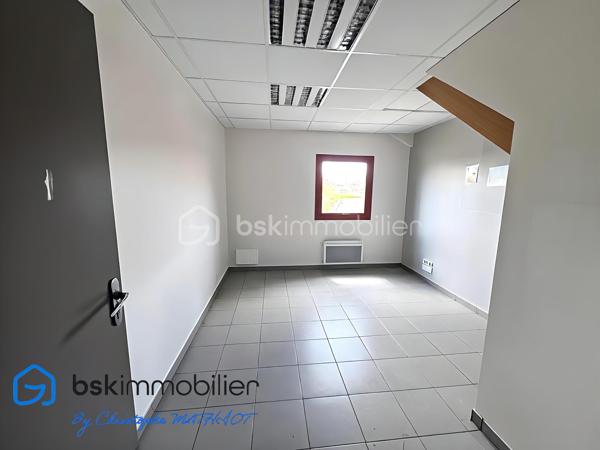 A quelques kilomètres de Quimperlé,📍 Localisation : BANNALEC (29)

Nous vous proposons à la vente un ensemble immobilier industriel rare, d’une surface totale d’environ 1 700 m², implanté sur un terrain de 6 230 m², offrant de nombreuses possibilités d’usages professionnels, artisanaux ou de loisirs.

🔹 Composition de l’ensemble :
Showroom / magasin de 195 m²
Bureaux de 110 m²
Atelier / stockage de 920 m², divisé en 5 parties (de 80 à 400 m²), chacune avec porte de quai ou accès poids lourd
Palan 2 tonnes dans l’un des ateliers
Vestiaires avec douches et sanitaires (20 m²)
Hangar semi ouvert de stockage de 440 m²
Parking bitumé avec une capacité minimale de 40 places

✅ Atouts :
Terrain plat avec large accès
Multiples entrées, zones de manœuvre et quais
Toiture en bon état
Parking clientèle et personnel
Possibilité de division ou d’aménagement intérieur
Hauteur moyenne de 6m

🔧 Idéal pour :
Garage et/ou concession
Transport, stockage, entreprise artisanale
Projet de réhabilitation en activités de loisirs : Laser game, escape game, padel indoor, tennis couvert, etc.