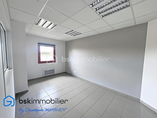 A quelques kilomètres de Quimperlé,📍 Localisation : BANNALEC (29)

Nous vous proposons à la vente un ensemble immobilier industriel rare, d’une surface totale d’environ 1 700 m², implanté sur un terrain de 6 230 m², offrant de nombreuses possibilités d’usages professionnels, artisanaux ou de loisirs.

🔹 Composition de l’ensemble :
Showroom / magasin de 195 m²
Bureaux de 110 m²
Atelier / stockage de 920 m², divisé en 5 parties (de 80 à 400 m²), chacune avec porte de quai ou accès poids lourd
Palan 2 tonnes dans l’un des ateliers
Vestiaires avec douches et sanitaires (20 m²)
Hangar semi ouvert de stockage de 440 m²
Parking bitumé avec une capacité minimale de 40 places

✅ Atouts :
Terrain plat avec large accès
Multiples entrées, zones de manœuvre et quais
Toiture en bon état
Parking clientèle et personnel
Possibilité de division ou d’aménagement intérieur
Hauteur moyenne de 6m

🔧 Idéal pour :
Garage et/ou concession
Transport, stockage, entreprise artisanale
Projet de réhabilitation en activités de loisirs : Laser game, escape game, padel indoor, tennis couvert, etc.