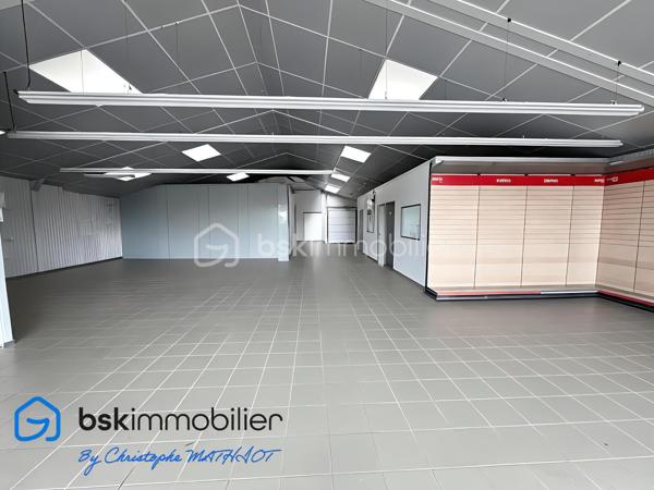 A quelques kilomètres de Quimperlé,📍 Localisation : BANNALEC (29)

Nous vous proposons à la vente un ensemble immobilier industriel rare, d’une surface totale d’environ 1 700 m², implanté sur un terrain de 6 230 m², offrant de nombreuses possibilités d’usages professionnels, artisanaux ou de loisirs.

🔹 Composition de l’ensemble :
Showroom / magasin de 195 m²
Bureaux de 110 m²
Atelier / stockage de 920 m², divisé en 5 parties (de 80 à 400 m²), chacune avec porte de quai ou accès poids lourd
Palan 2 tonnes dans l’un des ateliers
Vestiaires avec douches et sanitaires (20 m²)
Hangar semi ouvert de stockage de 440 m²
Parking bitumé avec une capacité minimale de 40 places

✅ Atouts :
Terrain plat avec large accès
Multiples entrées, zones de manœuvre et quais
Toiture en bon état
Parking clientèle et personnel
Possibilité de division ou d’aménagement intérieur
Hauteur moyenne de 6m

🔧 Idéal pour :
Garage et/ou concession
Transport, stockage, entreprise artisanale
Projet de réhabilitation en activités de loisirs : Laser game, escape game, padel indoor, tennis couvert, etc.