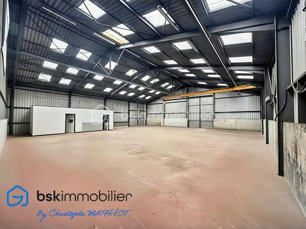 A quelques kilomètres de Quimperlé,📍 Localisation : BANNALEC (29)

Nous vous proposons à la vente un ensemble immobilier industriel rare, d’une surface totale d’environ 1 700 m², implanté sur un terrain de 6 230 m², offrant de nombreuses possibilités d’usages professionnels, artisanaux ou de loisirs.

🔹 Composition de l’ensemble :
Showroom / magasin de 195 m²
Bureaux de 110 m²
Atelier / stockage de 920 m², divisé en 5 parties (de 80 à 400 m²), chacune avec porte de quai ou accès poids lourd
Palan 2 tonnes dans l’un des ateliers
Vestiaires avec douches et sanitaires (20 m²)
Hangar semi ouvert de stockage de 440 m²
Parking bitumé avec une capacité minimale de 40 places

✅ Atouts :
Terrain plat avec large accès
Multiples entrées, zones de manœuvre et quais
Toiture en bon état
Parking clientèle et personnel
Possibilité de division ou d’aménagement intérieur
Hauteur moyenne de 6m

🔧 Idéal pour :
Garage et/ou concession
Transport, stockage, entreprise artisanale
Projet de réhabilitation en activités de loisirs : Laser game, escape game, padel indoor, tennis couvert, etc.
