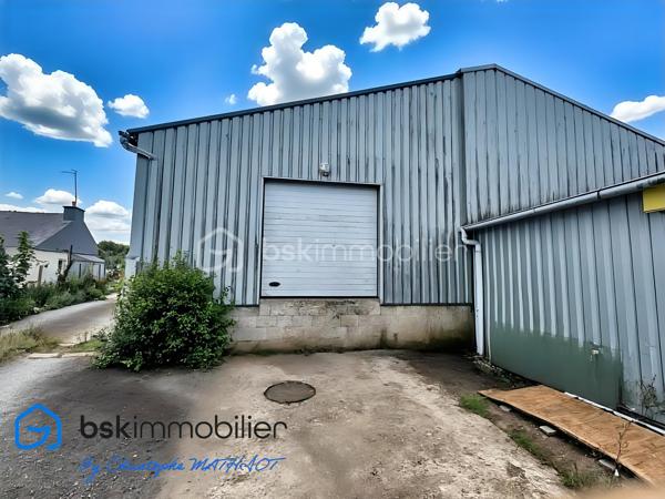 A quelques kilomètres de Quimperlé,📍 Localisation : BANNALEC (29)

Nous vous proposons à la vente un ensemble immobilier industriel rare, d’une surface totale d’environ 1 700 m², implanté sur un terrain de 6 230 m², offrant de nombreuses possibilités d’usages professionnels, artisanaux ou de loisirs.

🔹 Composition de l’ensemble :
Showroom / magasin de 195 m²
Bureaux de 110 m²
Atelier / stockage de 920 m², divisé en 5 parties (de 80 à 400 m²), chacune avec porte de quai ou accès poids lourd
Palan 2 tonnes dans l’un des ateliers
Vestiaires avec douches et sanitaires (20 m²)
Hangar semi ouvert de stockage de 440 m²
Parking bitumé avec une capacité minimale de 40 places

✅ Atouts :
Terrain plat avec large accès
Multiples entrées, zones de manœuvre et quais
Toiture en bon état
Parking clientèle et personnel
Possibilité de division ou d’aménagement intérieur
Hauteur moyenne de 6m

🔧 Idéal pour :
Garage et/ou concession
Transport, stockage, entreprise artisanale
Projet de réhabilitation en activités de loisirs : Laser game, escape game, padel indoor, tennis couvert, etc.