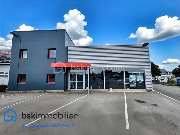 A quelques kilomètres de Quimperlé,📍 Localisation : BANNALEC (29)

Nous vous proposons à la vente un ensemble immobilier industriel rare, d’une surface totale d’environ 1 700 m², implanté sur un terrain de 6 230 m², offrant de nombreuses possibilités d’usages professionnels, artisanaux ou de loisirs.

🔹 Composition de l’ensemble :
Showroom / magasin de 195 m²
Bureaux de 110 m²
Atelier / stockage de 920 m², divisé en 5 parties (de 80 à 400 m²), chacune avec porte de quai ou accès poids lourd
Palan 2 tonnes dans l’un des ateliers
Vestiaires avec douches et sanitaires (20 m²)
Hangar semi ouvert de stockage de 440 m²
Parking bitumé avec une capacité minimale de 40 places

✅ Atouts :
Terrain plat avec large accès
Multiples entrées, zones de manœuvre et quais
Toiture en bon état
Parking clientèle et personnel
Possibilité de division ou d’aménagement intérieur
Hauteur moyenne de 6m

🔧 Idéal pour :
Garage et/ou concession
Transport, stockage, entreprise artisanale
Projet de réhabilitation en activités de loisirs : Laser game, escape game, padel indoor, tennis couvert, etc.
