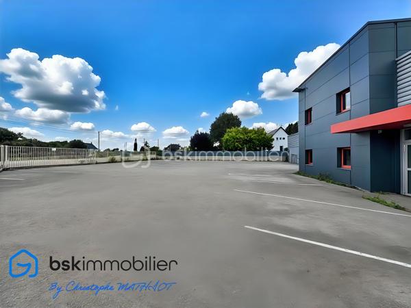 A quelques kilomètres de Quimperlé,📍 Localisation : BANNALEC (29)

Nous vous proposons à la vente un ensemble immobilier industriel rare, d’une surface totale d’environ 1 700 m², implanté sur un terrain de 6 230 m², offrant de nombreuses possibilités d’usages professionnels, artisanaux ou de loisirs.

🔹 Composition de l’ensemble :
Showroom / magasin de 195 m²
Bureaux de 110 m²
Atelier / stockage de 920 m², divisé en 5 parties (de 80 à 400 m²), chacune avec porte de quai ou accès poids lourd
Palan 2 tonnes dans l’un des ateliers
Vestiaires avec douches et sanitaires (20 m²)
Hangar semi ouvert de stockage de 440 m²
Parking bitumé avec une capacité minimale de 40 places

✅ Atouts :
Terrain plat avec large accès
Multiples entrées, zones de manœuvre et quais
Toiture en bon état
Parking clientèle et personnel
Possibilité de division ou d’aménagement intérieur
Hauteur moyenne de 6m

🔧 Idéal pour :
Garage et/ou concession
Transport, stockage, entreprise artisanale
Projet de réhabilitation en activités de loisirs : Laser game, escape game, padel indoor, tennis couvert, etc.