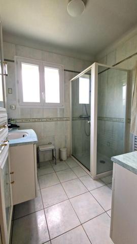 Maison de plain pied surélevée centre ville -100m2 - 3 chambres- terrain 820m2