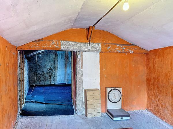 Maison de ville en pierre à rénover, cave et grenier au coeur de Nérac - 69 900€