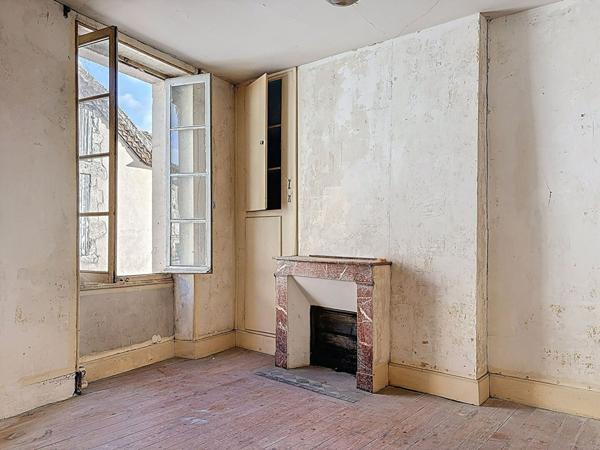 Maison de ville en pierre à rénover, cave et grenier au coeur de Nérac - 69 900€