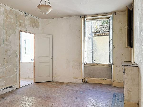 Maison de ville en pierre à rénover, cave et grenier au coeur de Nérac - 69 900€