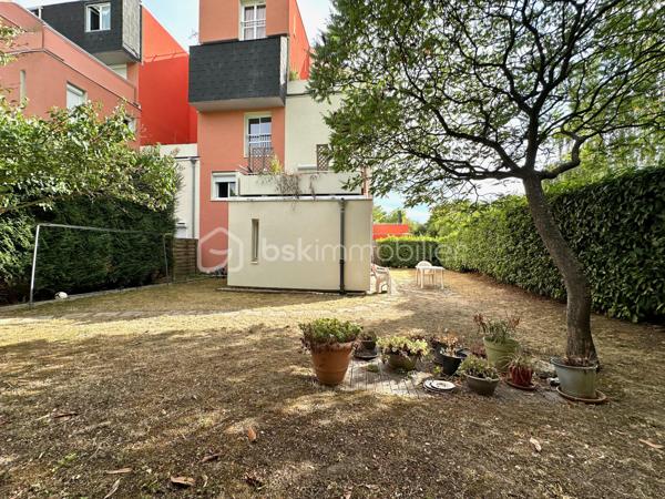 À environ 15 minutes à pied de la gare de Cergy-Préfecture (RER A et ligne L), découvrez cet appartement de 72 m² situé en rez-de-jardin, au sein d'une résidence avec gardien.

Il se compose d'une entrée, d'une cuisine ouverte avec espace repas de 21 m², d'un salon de 19 m² ouvrant sur la terrasse et le jardin, de deux chambres, d'une salle de bains et de WC séparés. Le salon ainsi que les deux chambres bénéficient d'une exposition sud-ouest, offrant une belle luminosité.

À l'extérieur, vous profiterez d'une terrasse prolongée par un jardin privatif d'environ 400 m², un espace rare permettant de profiter pleinement des beaux jours.

L'appartement a fait l'objet d'une rénovation en 2025 : cuisine, salle de bains, installation électrique, plomberie, fenêtres en PVC double vitrage avec volets roulants, sols et peintures ont été entièrement refaits. Les chambres sont actuellement en cours de finition.

La résidence a bénéficié d'une isolation thermique par l'extérieur en 2021. Le chauffage et la production d'eau chaude sont assurés par le réseau de chaleur urbain avec comptage individuel. Le bien est classé D au DPE. Les diagnostics ne révèlent aucune présence d'amiante ni anomalie électrique.

Une place de stationnement couverte complète ce bien.

La gare de Cergy-Préfecture (RER A et ligne L), les établissements scolaires, les commerces de proximité, les services du quotidien ainsi que le centre commercial Les 3 Fontaines sont accessibles rapidement.