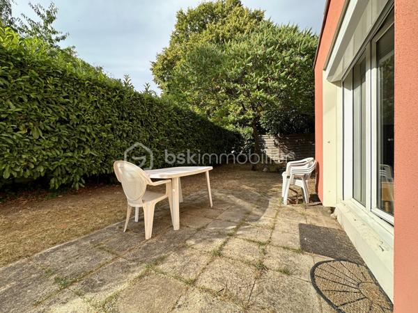 À environ 15 minutes à pied de la gare de Cergy-Préfecture (RER A et ligne L), découvrez cet appartement de 72 m² situé en rez-de-jardin, au sein d'une résidence avec gardien.

Il se compose d'une entrée, d'une cuisine ouverte avec espace repas de 21 m², d'un salon de 19 m² ouvrant sur la terrasse et le jardin, de deux chambres, d'une salle de bains et de WC séparés. Le salon ainsi que les deux chambres bénéficient d'une exposition sud-ouest, offrant une belle luminosité.

À l'extérieur, vous profiterez d'une terrasse prolongée par un jardin privatif d'environ 400 m², un espace rare permettant de profiter pleinement des beaux jours.

L'appartement a fait l'objet d'une rénovation en 2025 : cuisine, salle de bains, installation électrique, plomberie, fenêtres en PVC double vitrage avec volets roulants, sols et peintures ont été entièrement refaits. Les chambres sont actuellement en cours de finition.

La résidence a bénéficié d'une isolation thermique par l'extérieur en 2021. Le chauffage et la production d'eau chaude sont assurés par le réseau de chaleur urbain avec comptage individuel. Le bien est classé D au DPE. Les diagnostics ne révèlent aucune présence d'amiante ni anomalie électrique.

Une place de stationnement couverte complète ce bien.

La gare de Cergy-Préfecture (RER A et ligne L), les établissements scolaires, les commerces de proximité, les services du quotidien ainsi que le centre commercial Les 3 Fontaines sont accessibles rapidement.