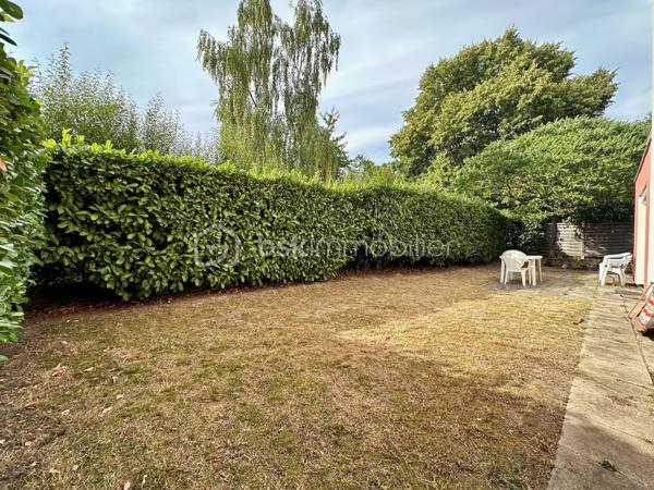 À environ 15 minutes à pied de la gare de Cergy-Préfecture (RER A et ligne L), découvrez cet appartement de 72 m² situé en rez-de-jardin, au sein d'une résidence avec gardien.

Il se compose d'une entrée, d'une cuisine ouverte avec espace repas de 21 m², d'un salon de 19 m² ouvrant sur la terrasse et le jardin, de deux chambres, d'une salle de bains et de WC séparés. Le salon ainsi que les deux chambres bénéficient d'une exposition sud-ouest, offrant une belle luminosité.

À l'extérieur, vous profiterez d'une terrasse prolongée par un jardin privatif d'environ 400 m², un espace rare permettant de profiter pleinement des beaux jours.

L'appartement a fait l'objet d'une rénovation en 2025 : cuisine, salle de bains, installation électrique, plomberie, fenêtres en PVC double vitrage avec volets roulants, sols et peintures ont été entièrement refaits. Les chambres sont actuellement en cours de finition.

La résidence a bénéficié d'une isolation thermique par l'extérieur en 2021. Le chauffage et la production d'eau chaude sont assurés par le réseau de chaleur urbain avec comptage individuel. Le bien est classé D au DPE. Les diagnostics ne révèlent aucune présence d'amiante ni anomalie électrique.

Une place de stationnement couverte complète ce bien.

La gare de Cergy-Préfecture (RER A et ligne L), les établissements scolaires, les commerces de proximité, les services du quotidien ainsi que le centre commercial Les 3 Fontaines sont accessibles rapidement.
