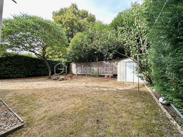 À environ 15 minutes à pied de la gare de Cergy-Préfecture (RER A et ligne L), découvrez cet appartement de 72 m² situé en rez-de-jardin, au sein d'une résidence avec gardien.

Il se compose d'une entrée, d'une cuisine ouverte avec espace repas de 21 m², d'un salon de 19 m² ouvrant sur la terrasse et le jardin, de deux chambres, d'une salle de bains et de WC séparés. Le salon ainsi que les deux chambres bénéficient d'une exposition sud-ouest, offrant une belle luminosité.

À l'extérieur, vous profiterez d'une terrasse prolongée par un jardin privatif d'environ 400 m², un espace rare permettant de profiter pleinement des beaux jours.

L'appartement a fait l'objet d'une rénovation en 2025 : cuisine, salle de bains, installation électrique, plomberie, fenêtres en PVC double vitrage avec volets roulants, sols et peintures ont été entièrement refaits. Les chambres sont actuellement en cours de finition.

La résidence a bénéficié d'une isolation thermique par l'extérieur en 2021. Le chauffage et la production d'eau chaude sont assurés par le réseau de chaleur urbain avec comptage individuel. Le bien est classé D au DPE. Les diagnostics ne révèlent aucune présence d'amiante ni anomalie électrique.

Une place de stationnement couverte complète ce bien.

La gare de Cergy-Préfecture (RER A et ligne L), les établissements scolaires, les commerces de proximité, les services du quotidien ainsi que le centre commercial Les 3 Fontaines sont accessibles rapidement.