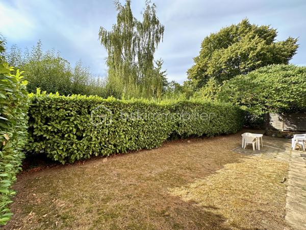 À environ 15 minutes à pied de la gare de Cergy-Préfecture (RER A et ligne L), découvrez cet appartement de 72 m² situé en rez-de-jardin, au sein d'une résidence avec gardien.

Il se compose d'une entrée, d'une cuisine ouverte avec espace repas de 21 m², d'un salon de 19 m² ouvrant sur la terrasse et le jardin, de deux chambres, d'une salle de bains et de WC séparés. Le salon ainsi que les deux chambres bénéficient d'une exposition sud-ouest, offrant une belle luminosité.

À l'extérieur, vous profiterez d'une terrasse prolongée par un jardin privatif d'environ 400 m², un espace rare permettant de profiter pleinement des beaux jours.

L'appartement a fait l'objet d'une rénovation en 2025 : cuisine, salle de bains, installation électrique, plomberie, fenêtres en PVC double vitrage avec volets roulants, sols et peintures ont été entièrement refaits. Les chambres sont actuellement en cours de finition.

La résidence a bénéficié d'une isolation thermique par l'extérieur en 2021. Le chauffage et la production d'eau chaude sont assurés par le réseau de chaleur urbain avec comptage individuel. Le bien est classé D au DPE. Les diagnostics ne révèlent aucune présence d'amiante ni anomalie électrique.

Une place de stationnement couverte complète ce bien.

La gare de Cergy-Préfecture (RER A et ligne L), les établissements scolaires, les commerces de proximité, les services du quotidien ainsi que le centre commercial Les 3 Fontaines sont accessibles rapidement.